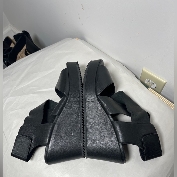 EILEEN FISHER Whimsy Wedge Sanal in a size 8 Black
Style No. EF47893 - Picture 6 of 10